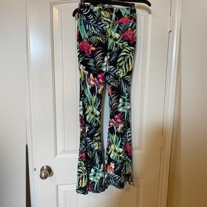 Small cotton leggings with tropical print.